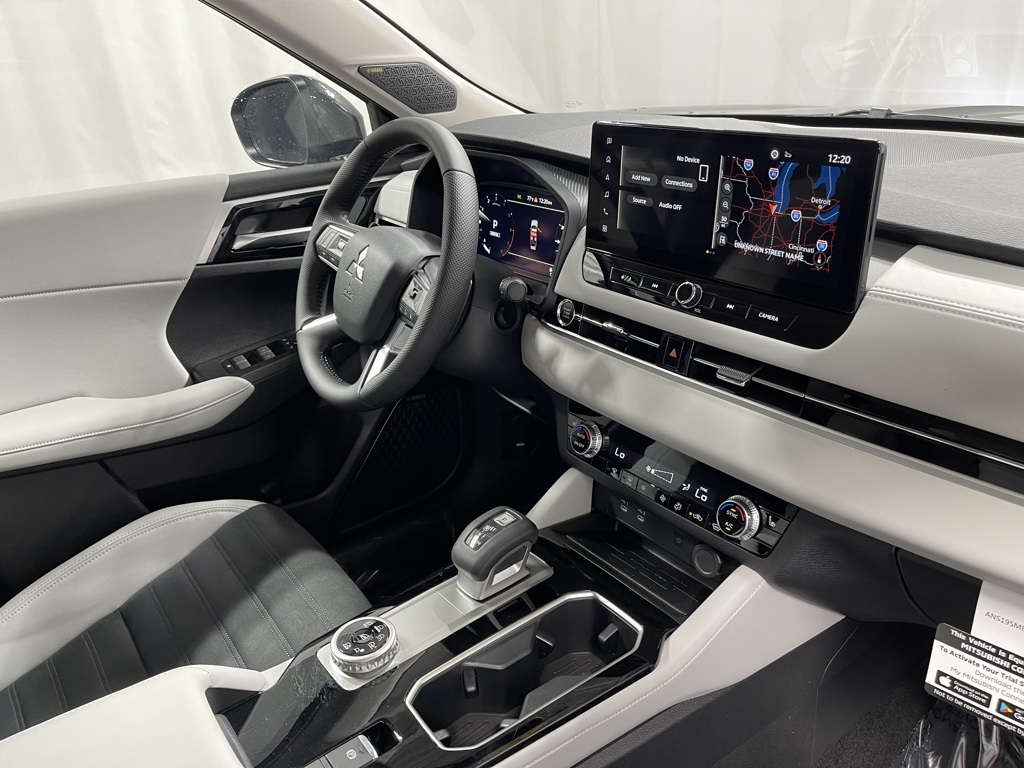2025 Mitsubishi Outlander SE photo 26
