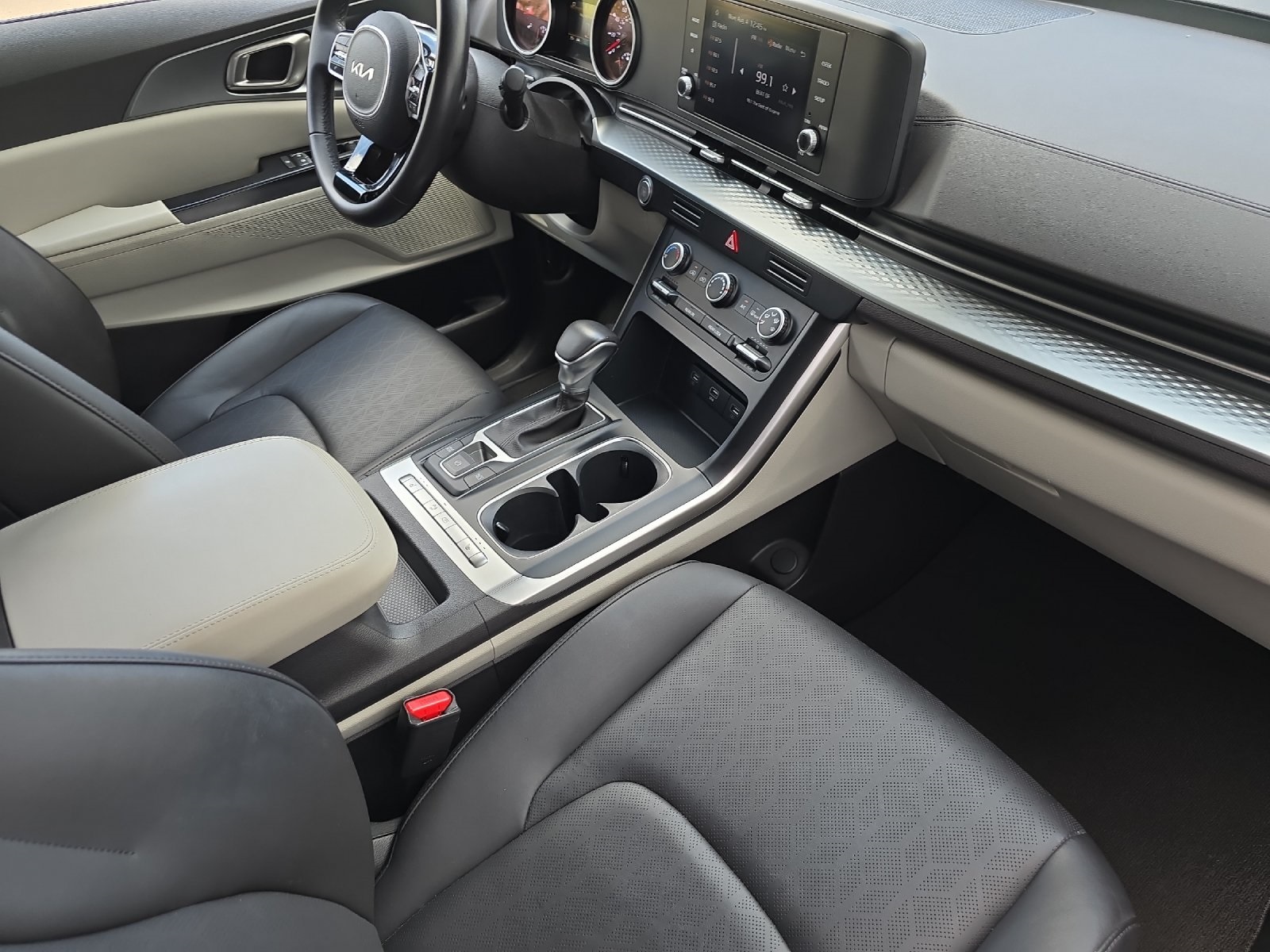 2024 Kia Carnival LX photo 13