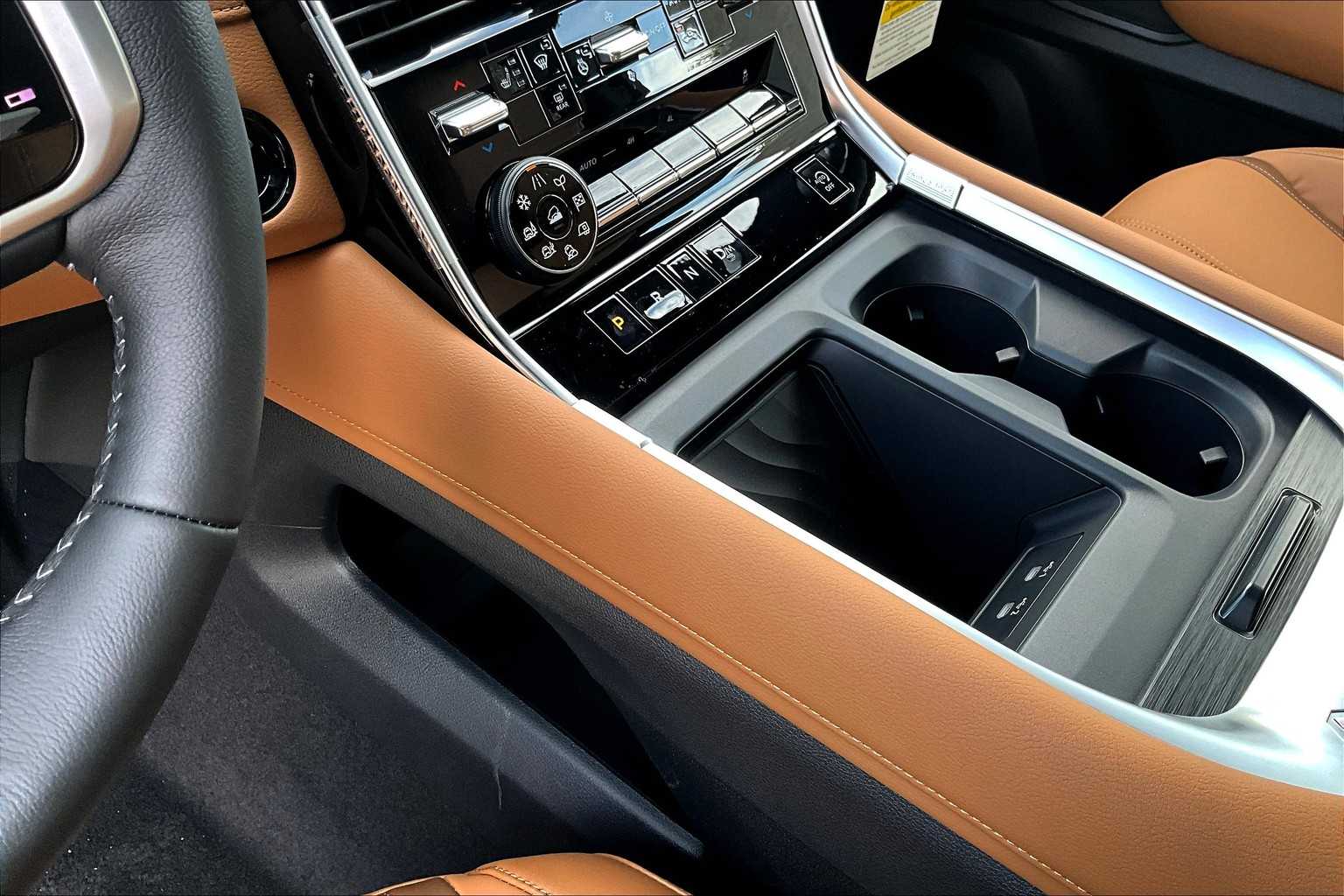 2025 Nissan Armada SL photo 10