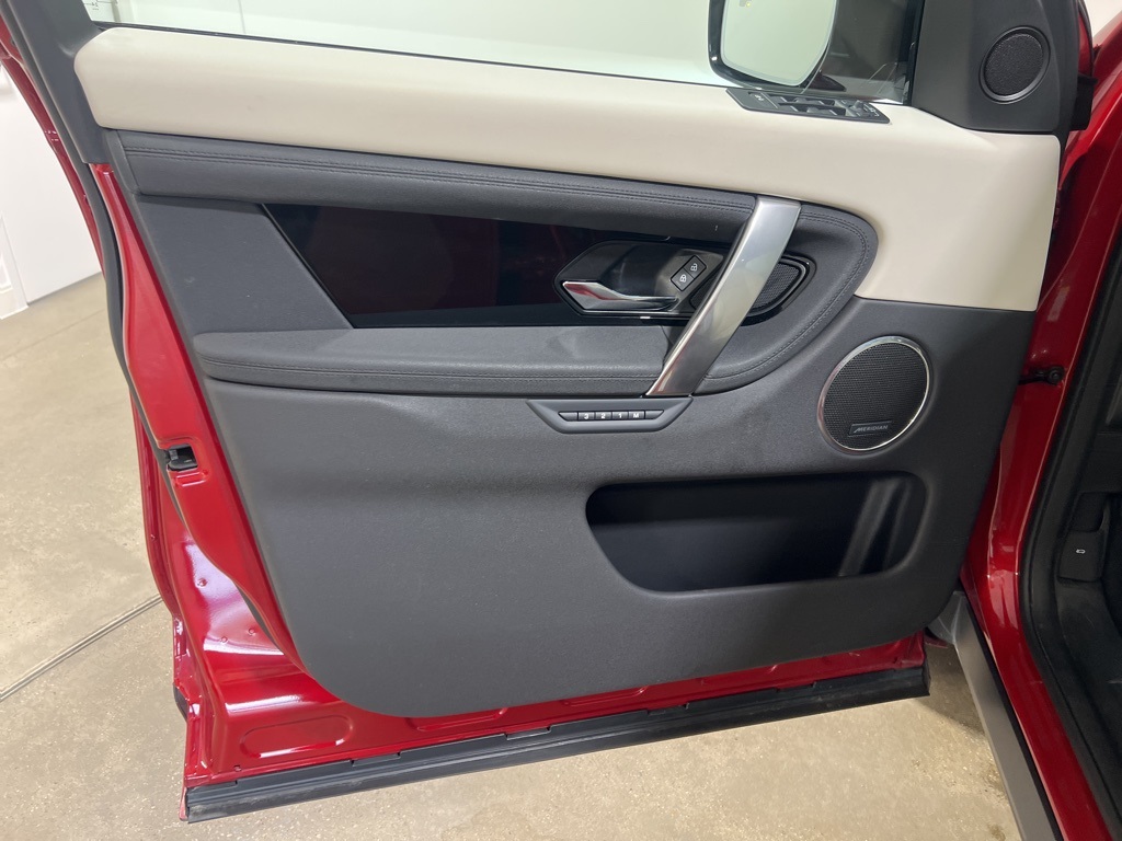 2025 Land Rover Discovery Sport S photo 9