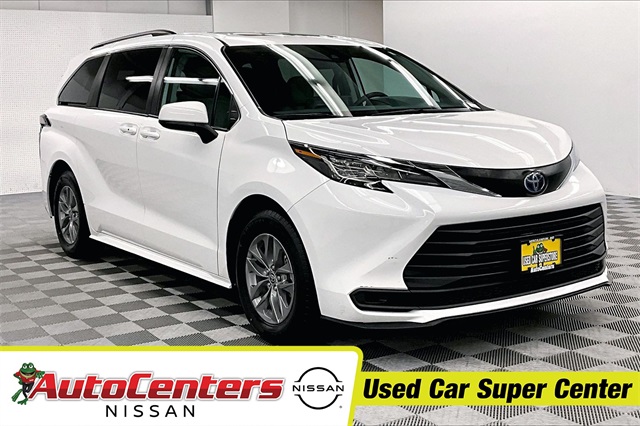 2022 Toyota Sienna LE's photo