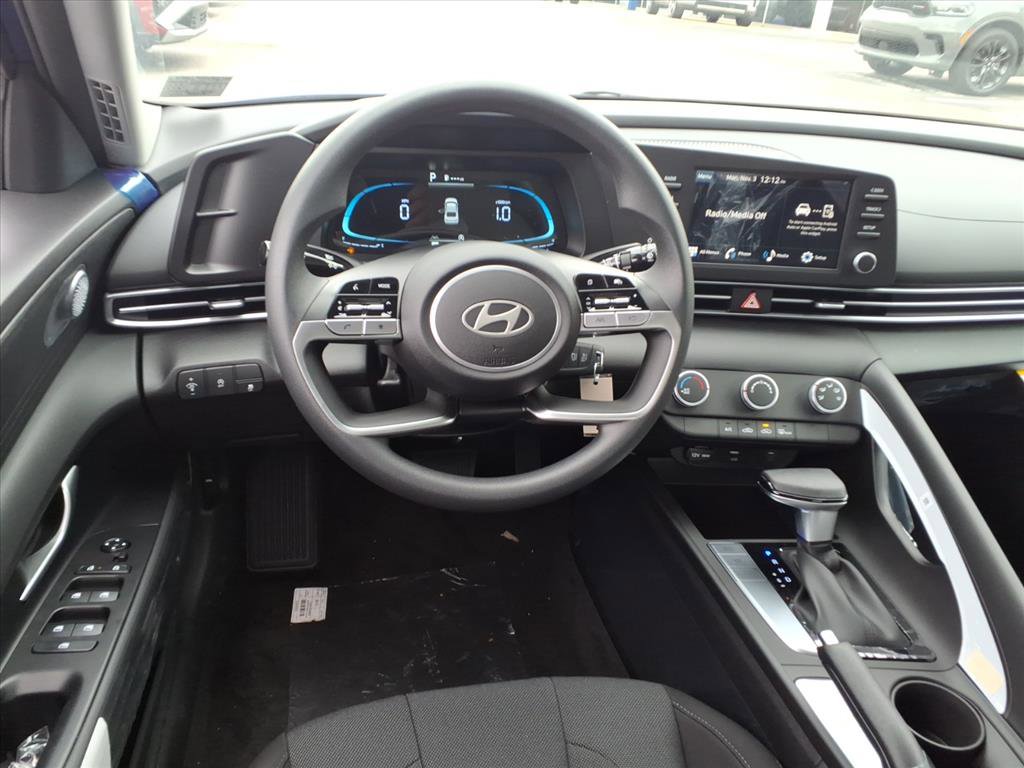 2025 Hyundai Elantra SE photo 3