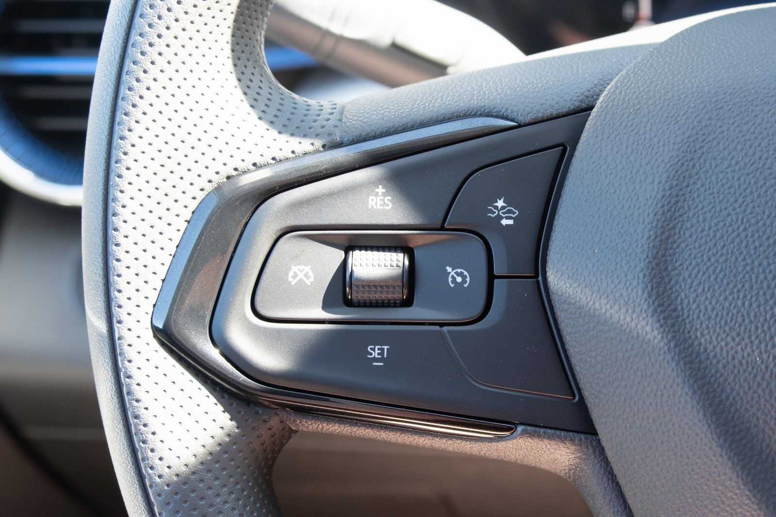 2025 Chevrolet Trax LT photo 2