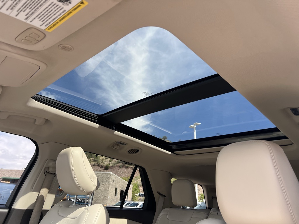 2020 Ford Explorer Platinum photo 2