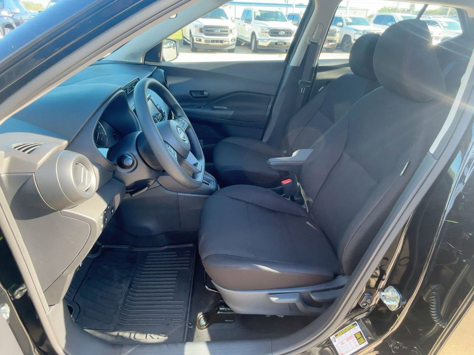 2025 Nissan Kicks Play S photo 5