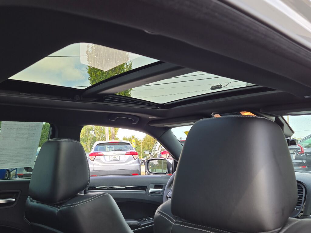2023 Chrysler 300 photo 8