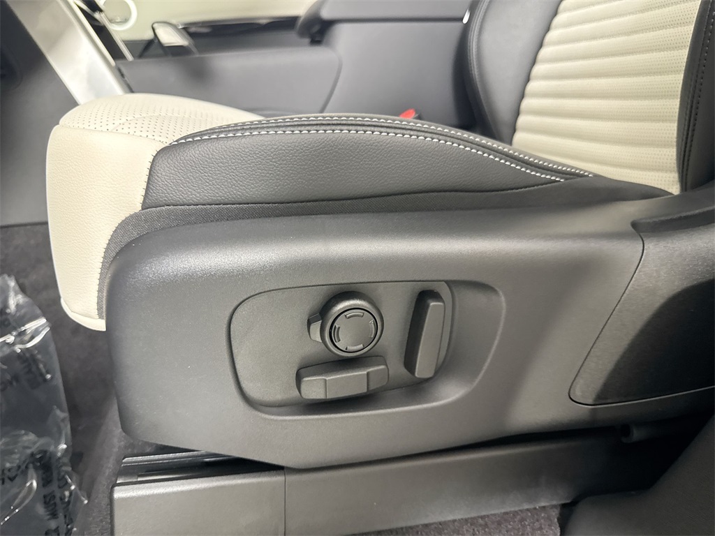 2025 Land Rover Discovery S photo 12