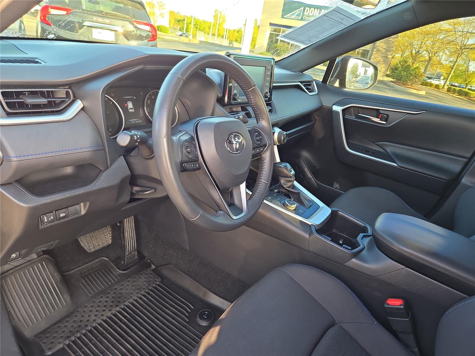 2022 Toyota RAV4 Hybrid SE photo 2