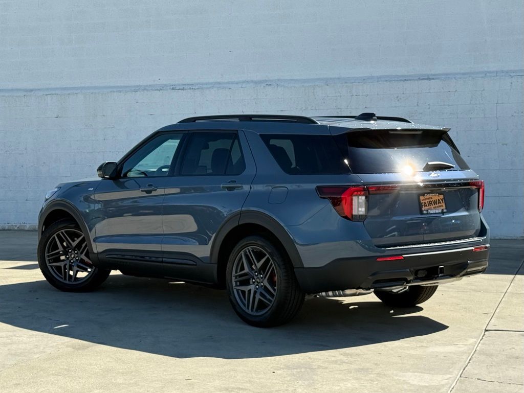 2025 Ford Explorer ST-Line photo 2