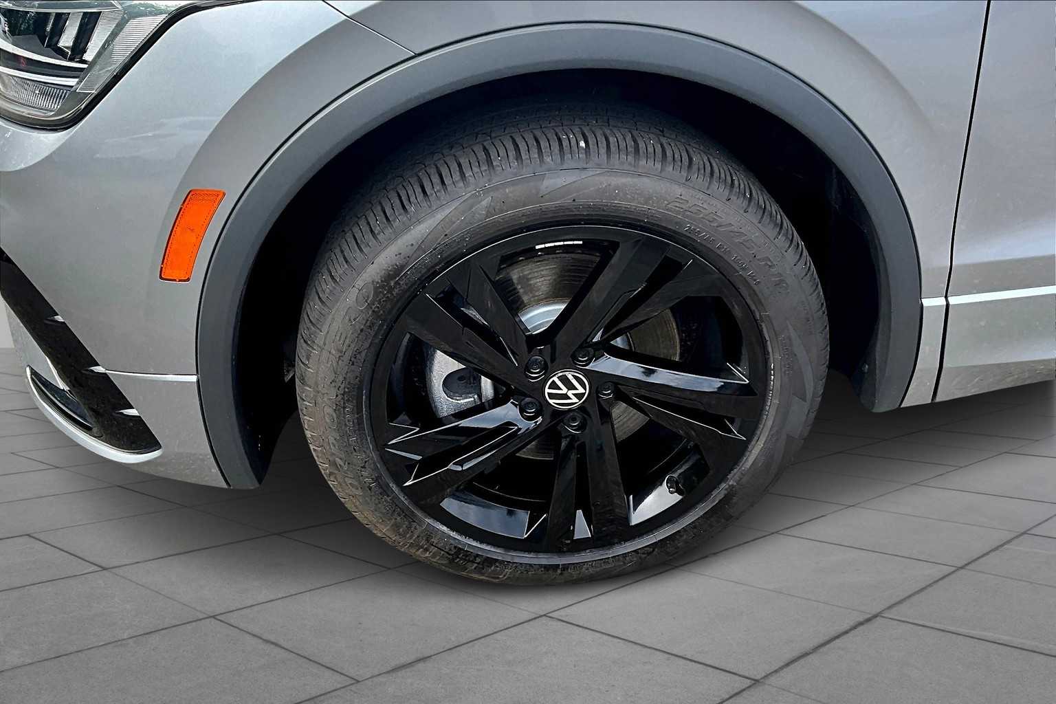 2024 Volkswagen Tiguan SE R-Line Black photo 8