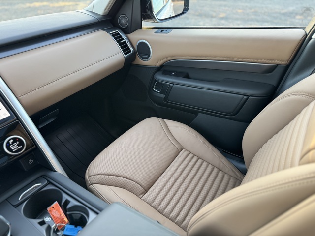 2025 Land Rover Discovery Metropolitan Edition photo 11