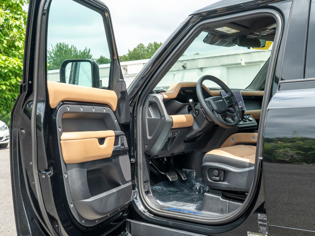 2025 Land Rover Defender 110 V8 photo 10