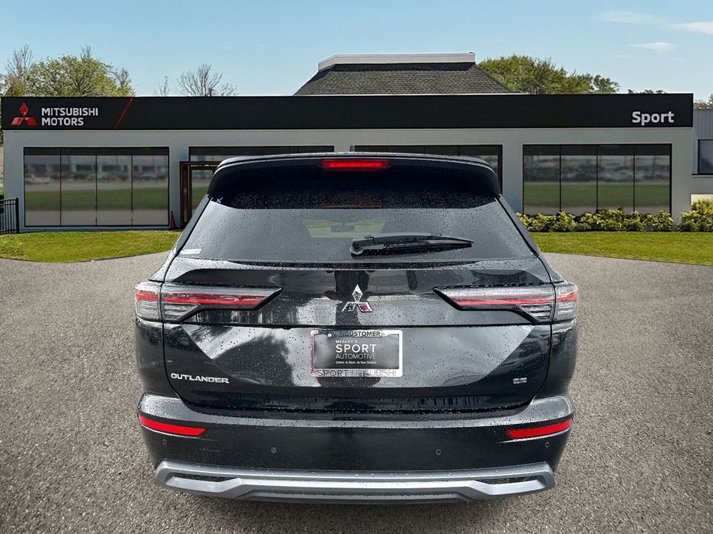 2025 Mitsubishi Outlander SE photo 4