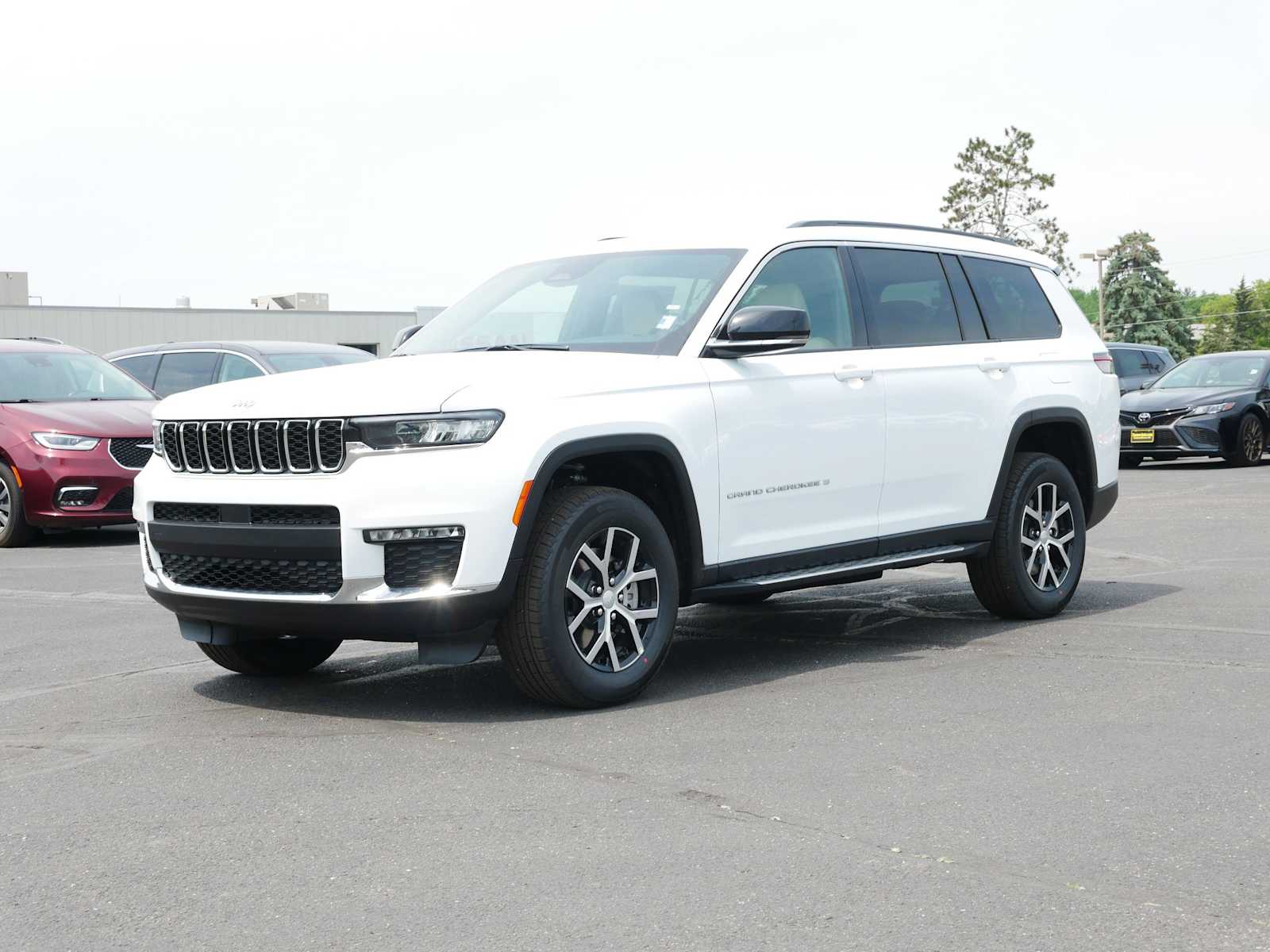 2025 Jeep Grand Cherokee Limited photo 3