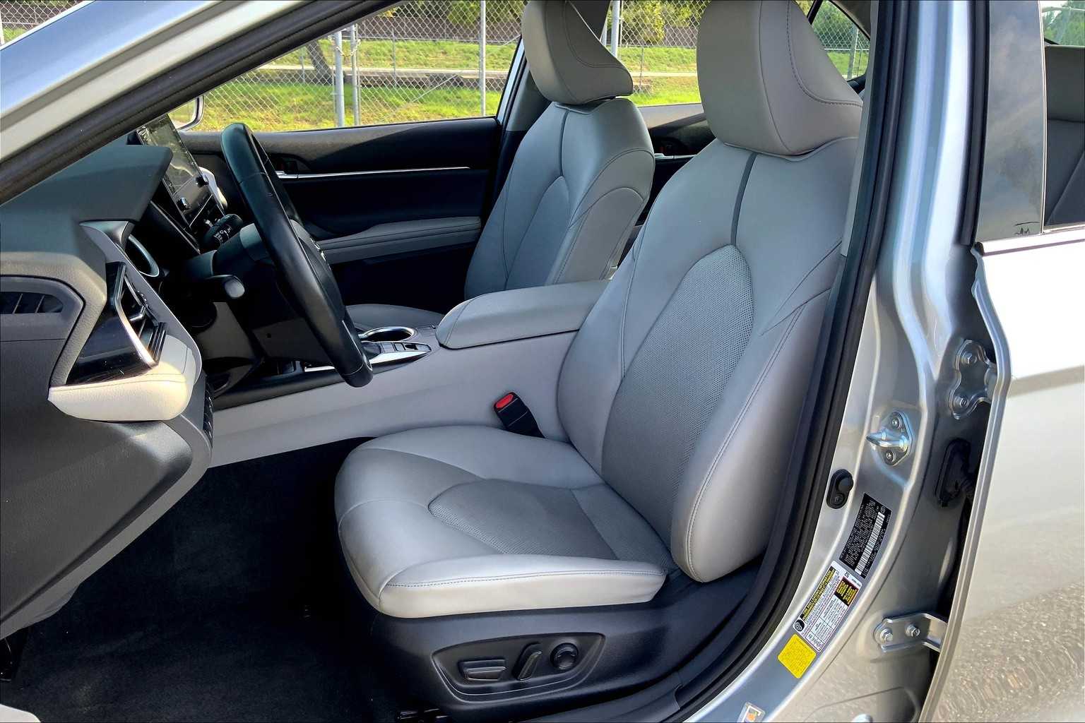 2022 Toyota Camry XLE V6 photo 7