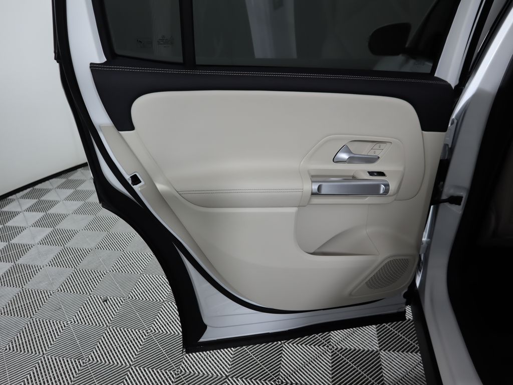 2025 Mercedes Benz GLB 250 photo 26