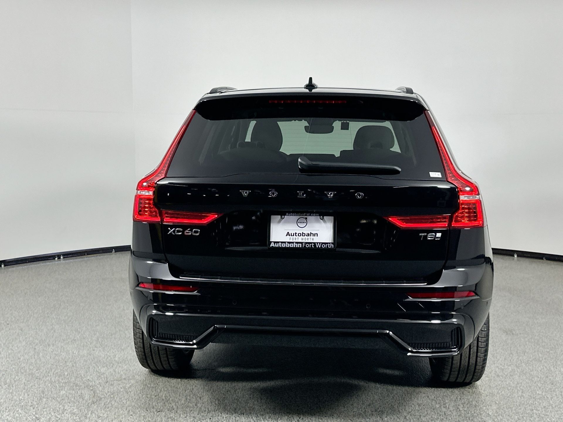 2025 Volvo XC60 T8 photo 4