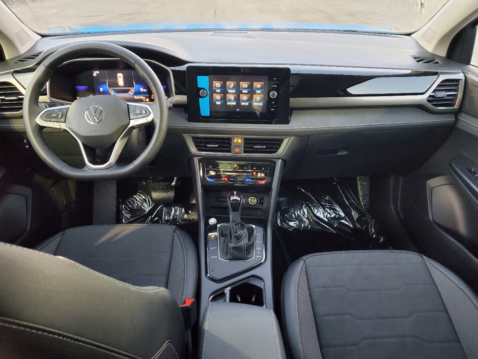 2025 Volkswagen Taos SE photo 3