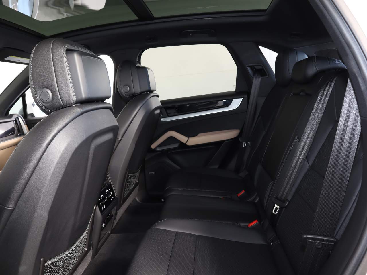 2024 Porsche Cayenne photo 18