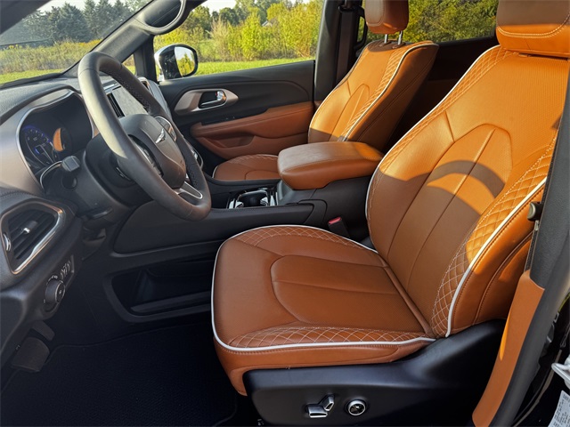 2025 Chrysler Pacifica Pinnacle photo 26
