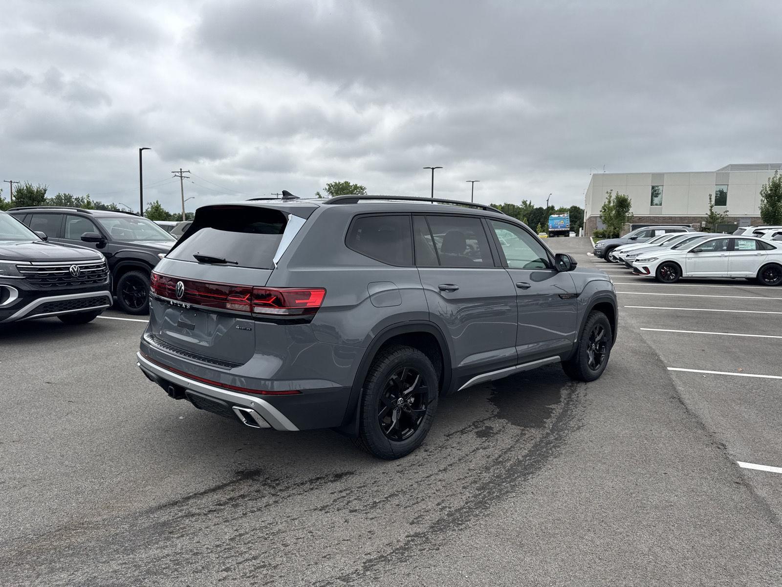 2025 Volkswagen Atlas Peak Edition SE photo 3