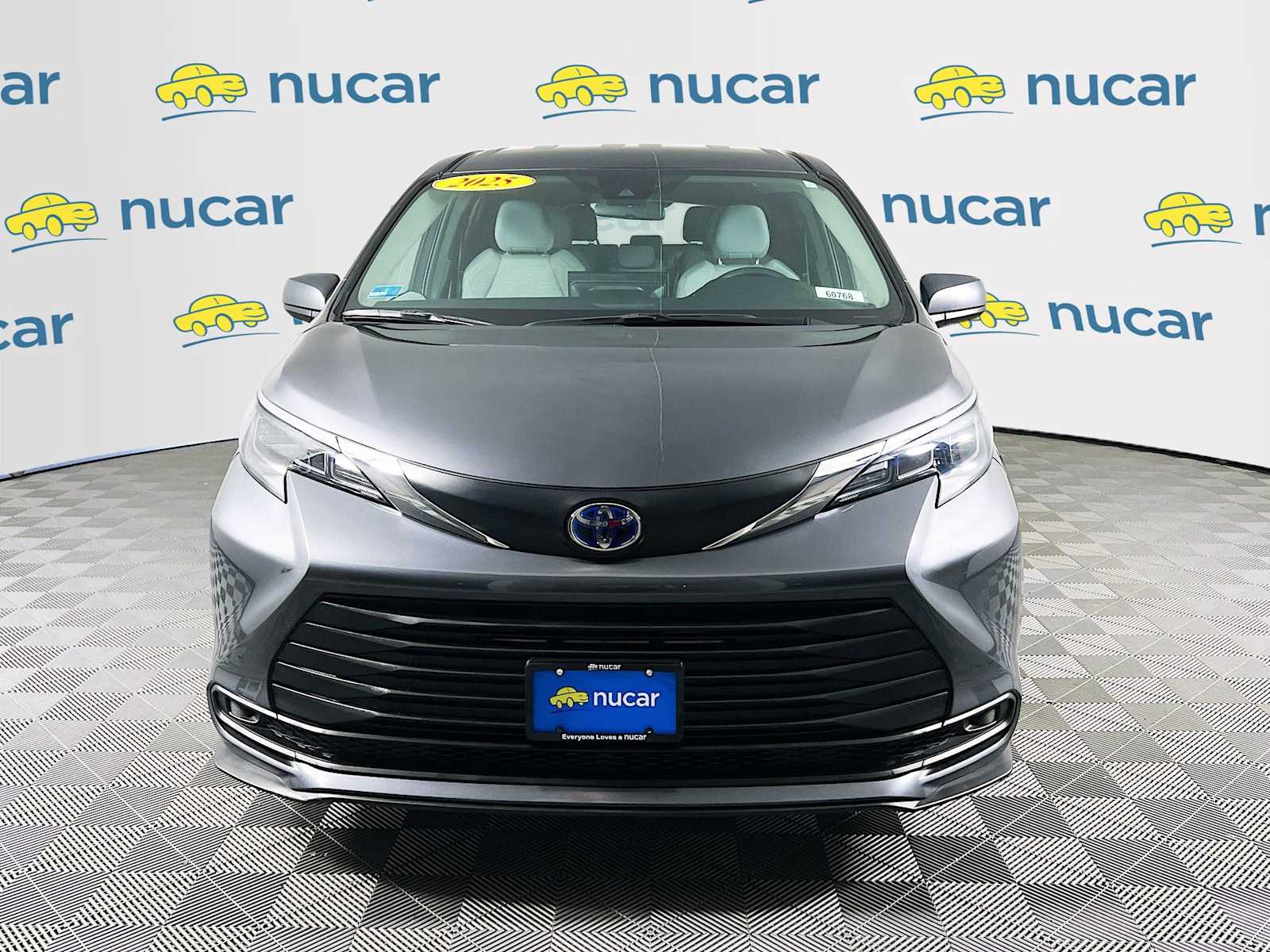 2025 Toyota Sienna LE photo 2