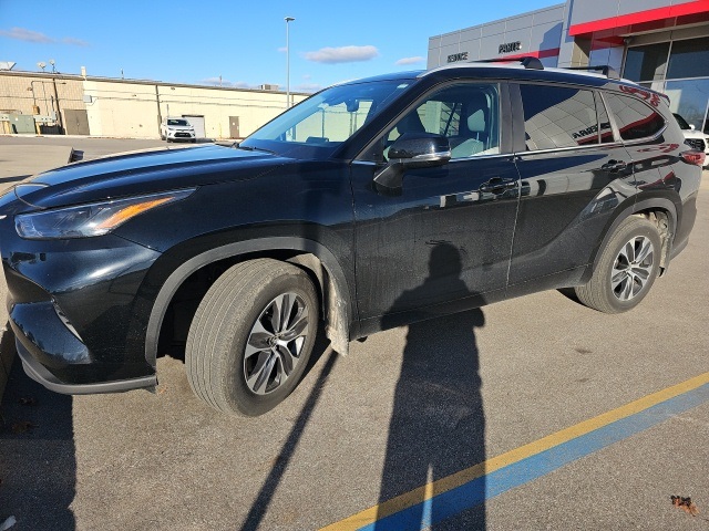 2024 Toyota Highlander photo 2