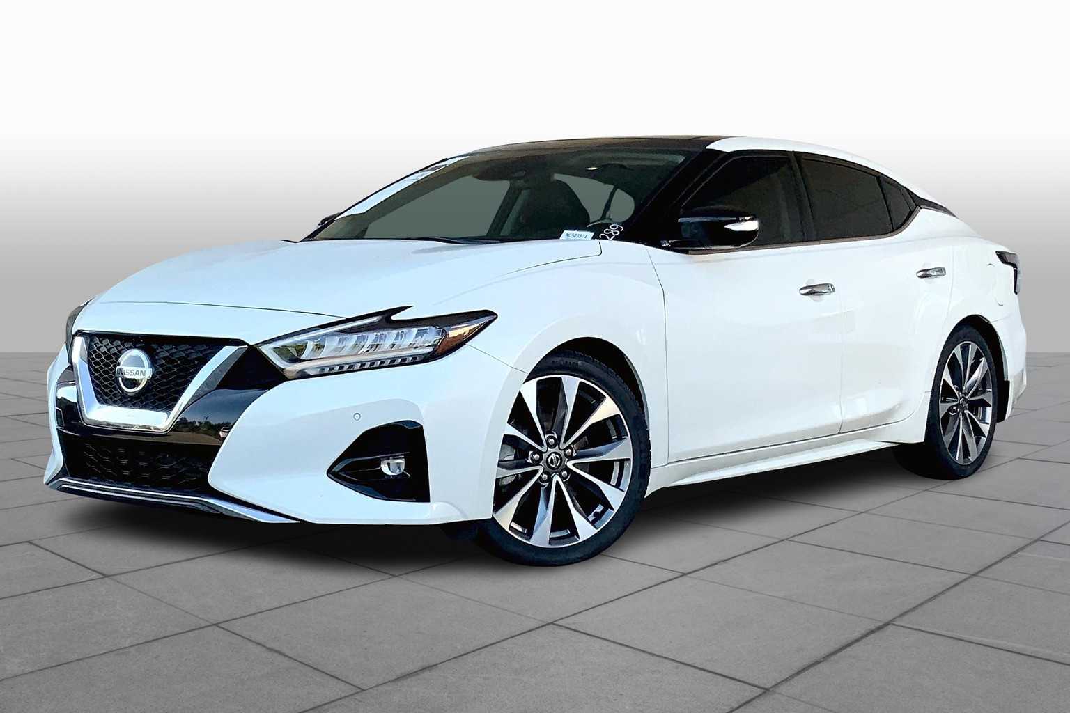 2017 Nissan Pathfinder SV photo 2