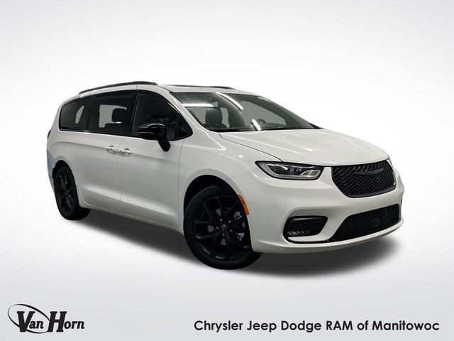 2026 Chrysler Pacifica Select's photo