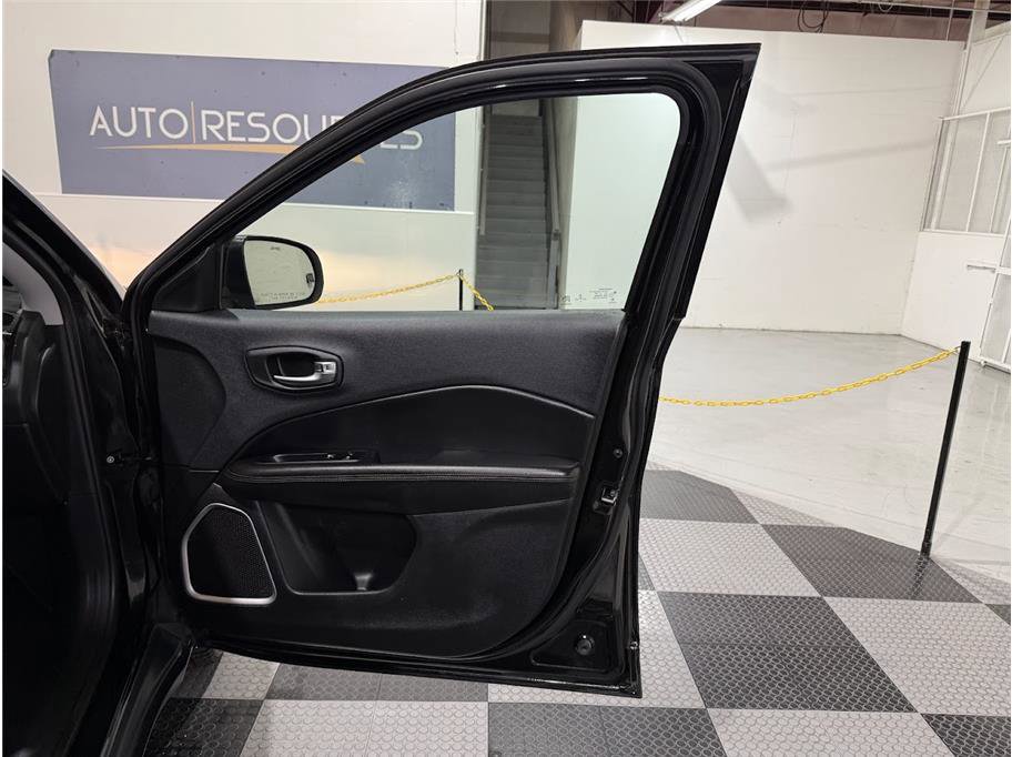 Used 2019 Diamond Black Crystal Pearlcoat Jeep Limited image 29