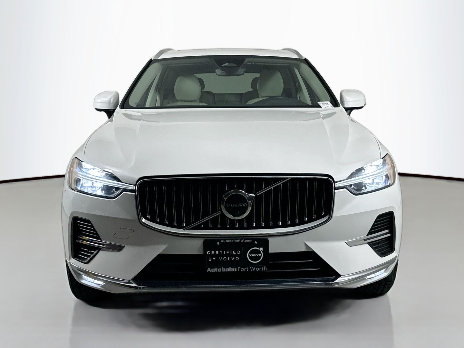 2023 Volvo XC60 B5 Plus photo 2