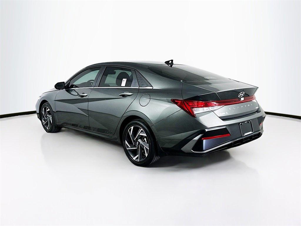 2025 Hyundai Elantra Limited photo 4