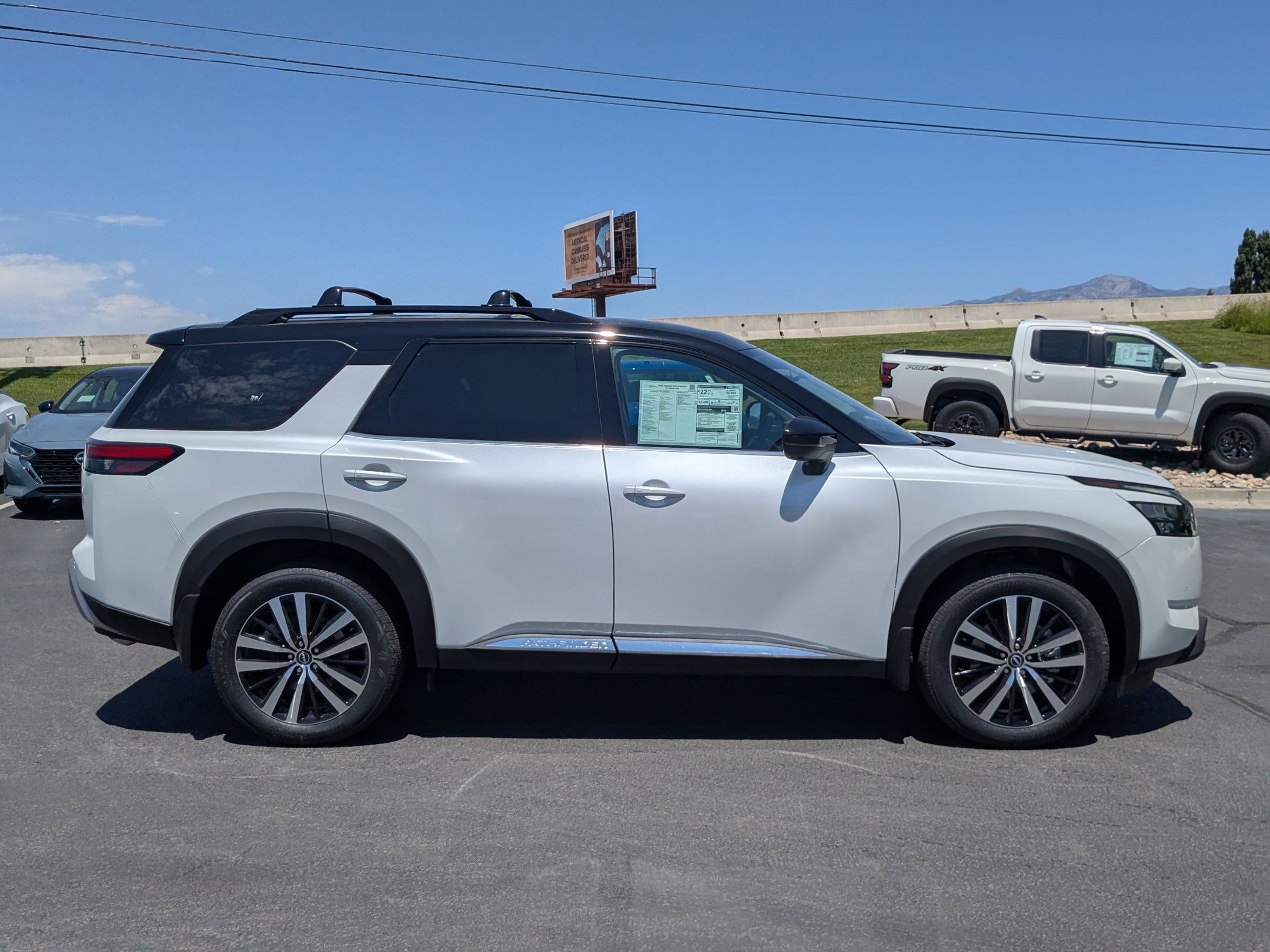 2025 Nissan Pathfinder Platinum photo 2