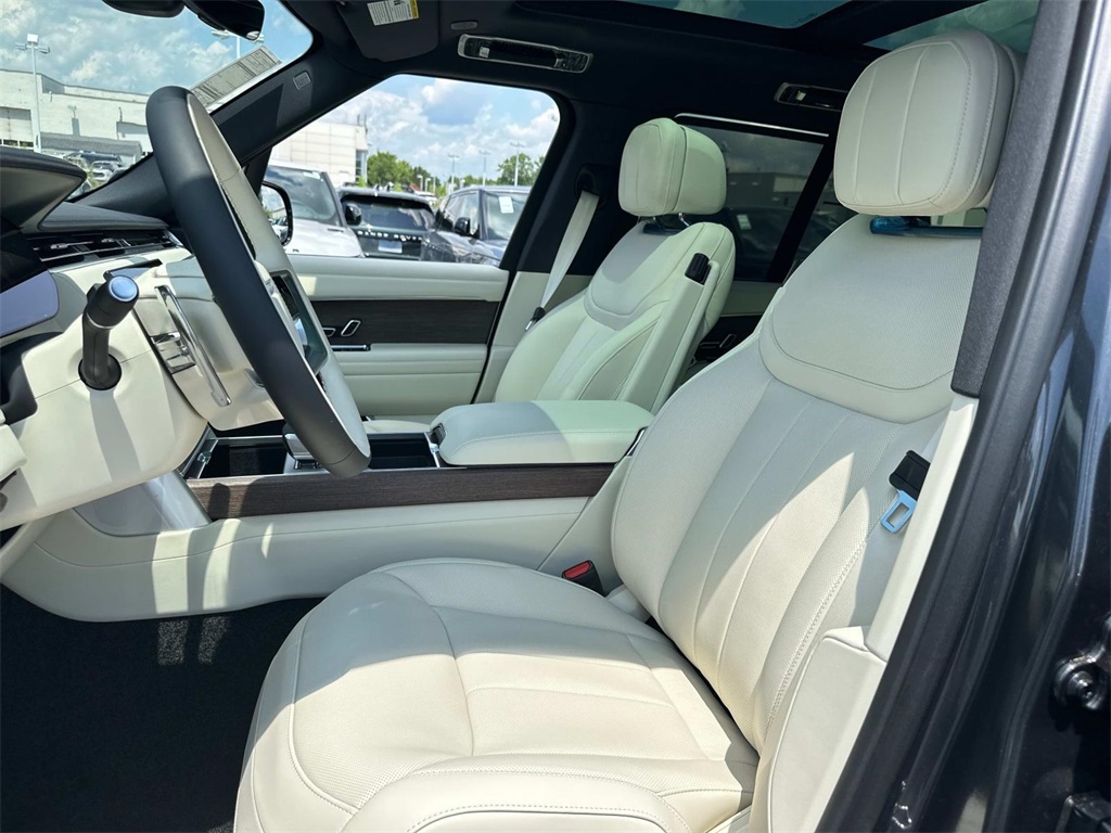 2025 Land Rover Range Rover SE photo 10