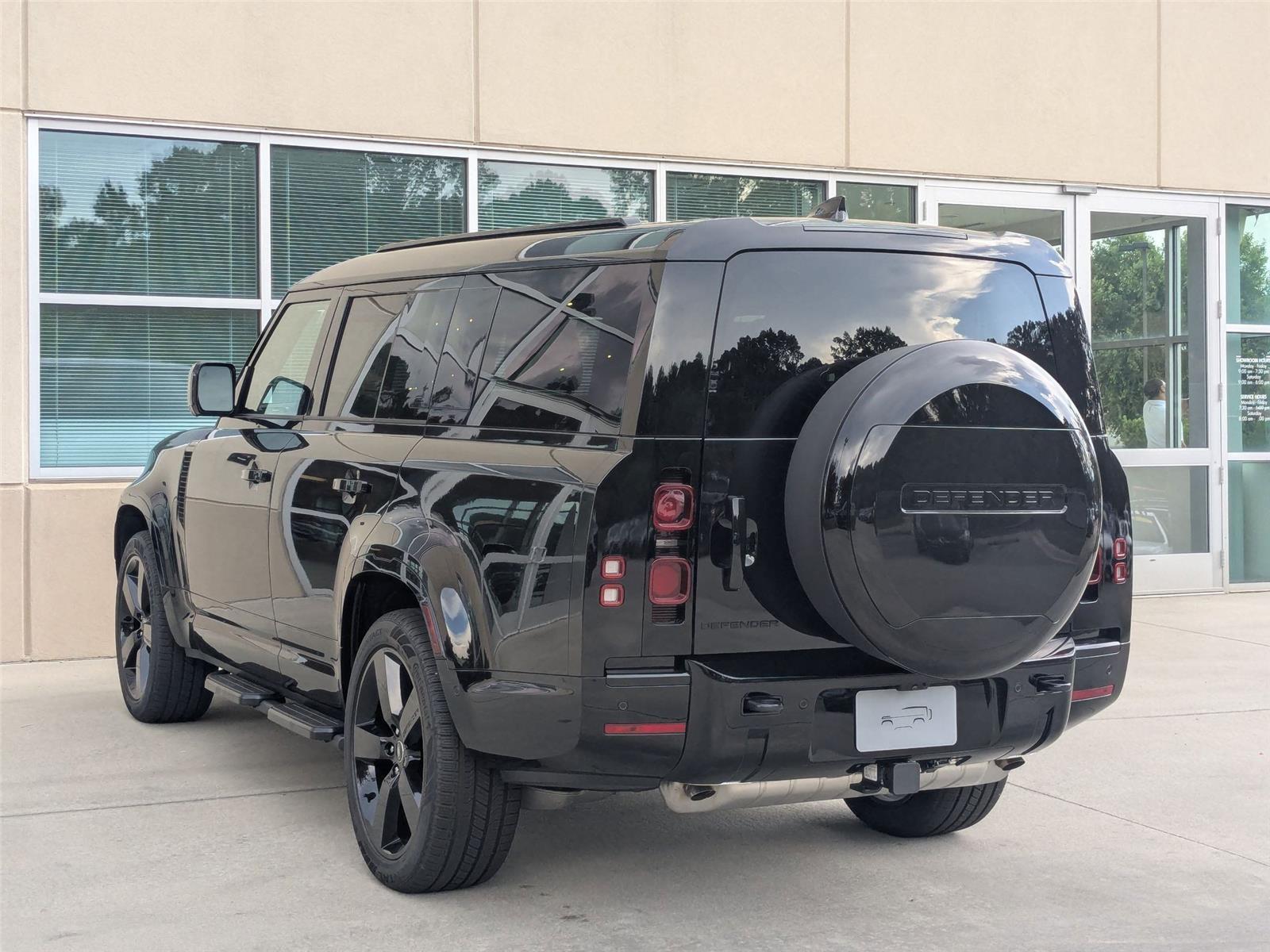 2025 Land Rover Defender 130 X-Dynamic SE photo 4