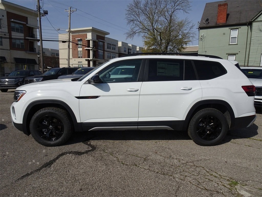 2025 Volkswagen Atlas Peak Edition SE photo 2