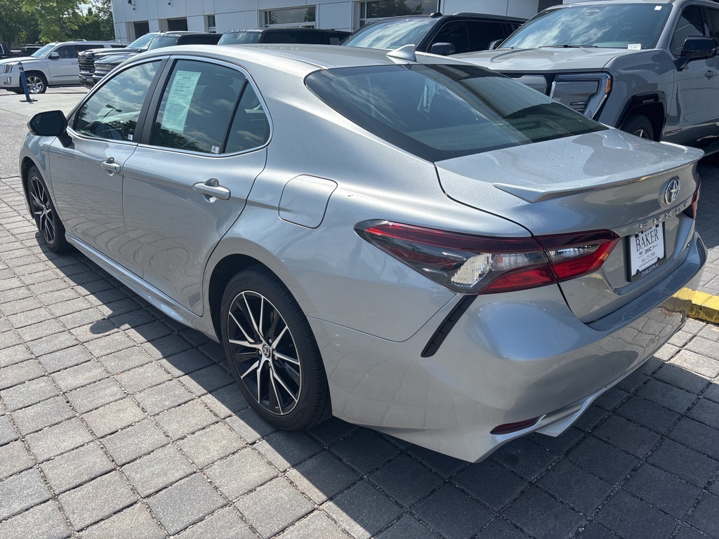 2022 Toyota Camry SE photo 2