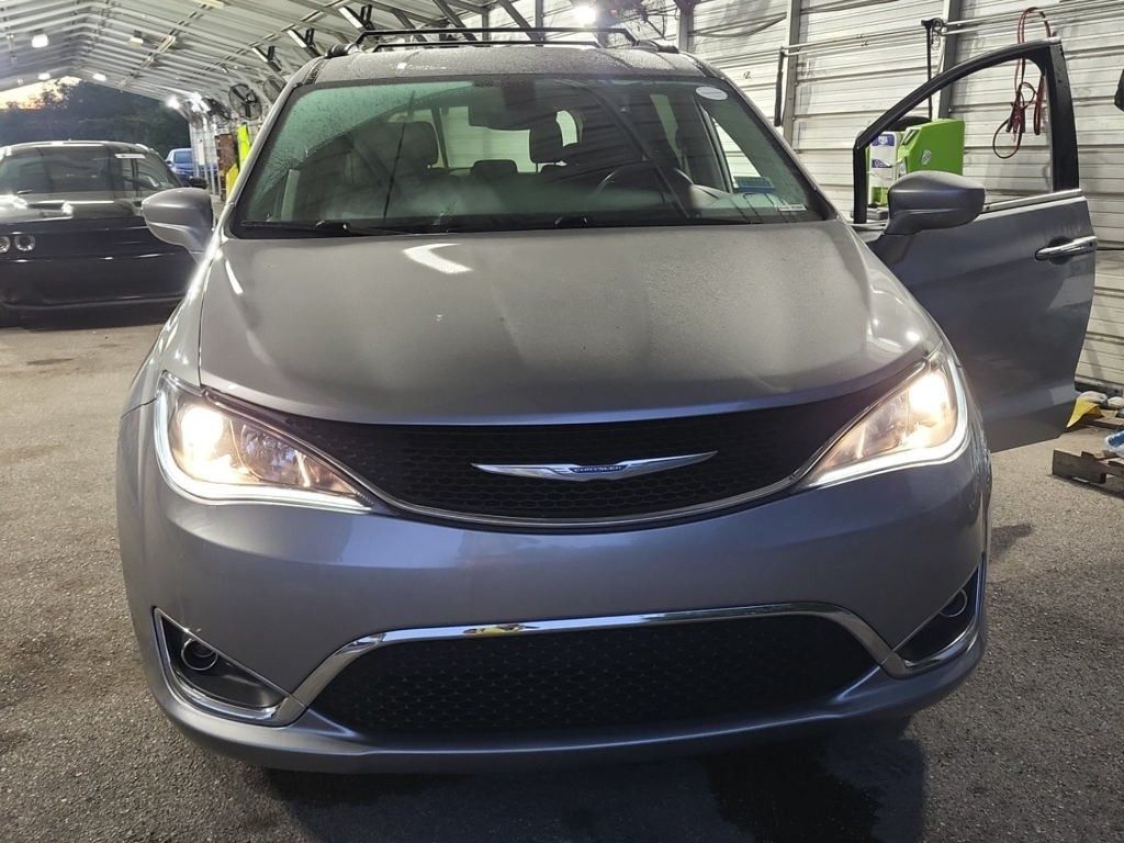 2018 Chrysler Pacifica Touring Plus photo 3