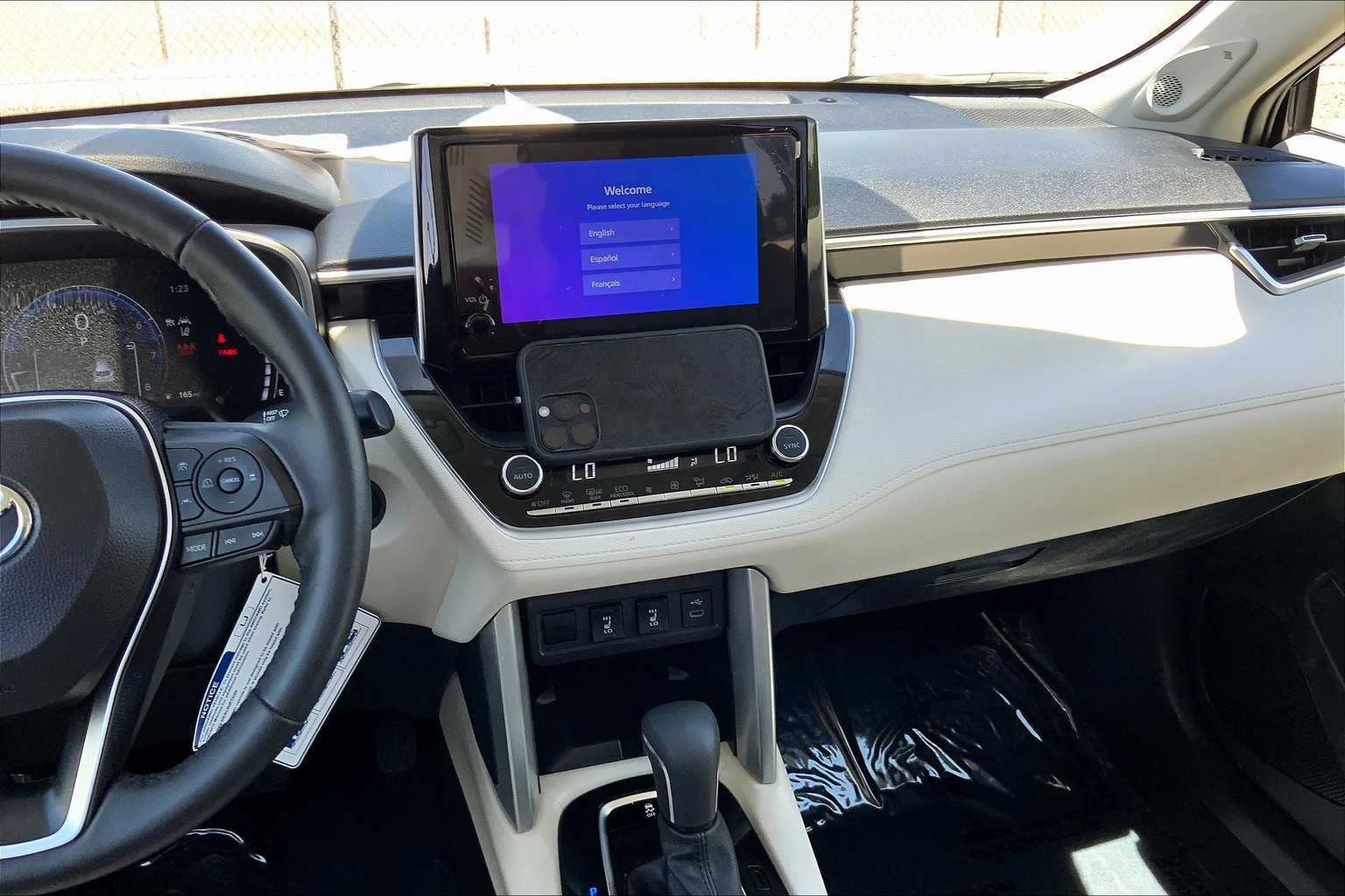 2024 Toyota Corolla Cross XLE photo 6