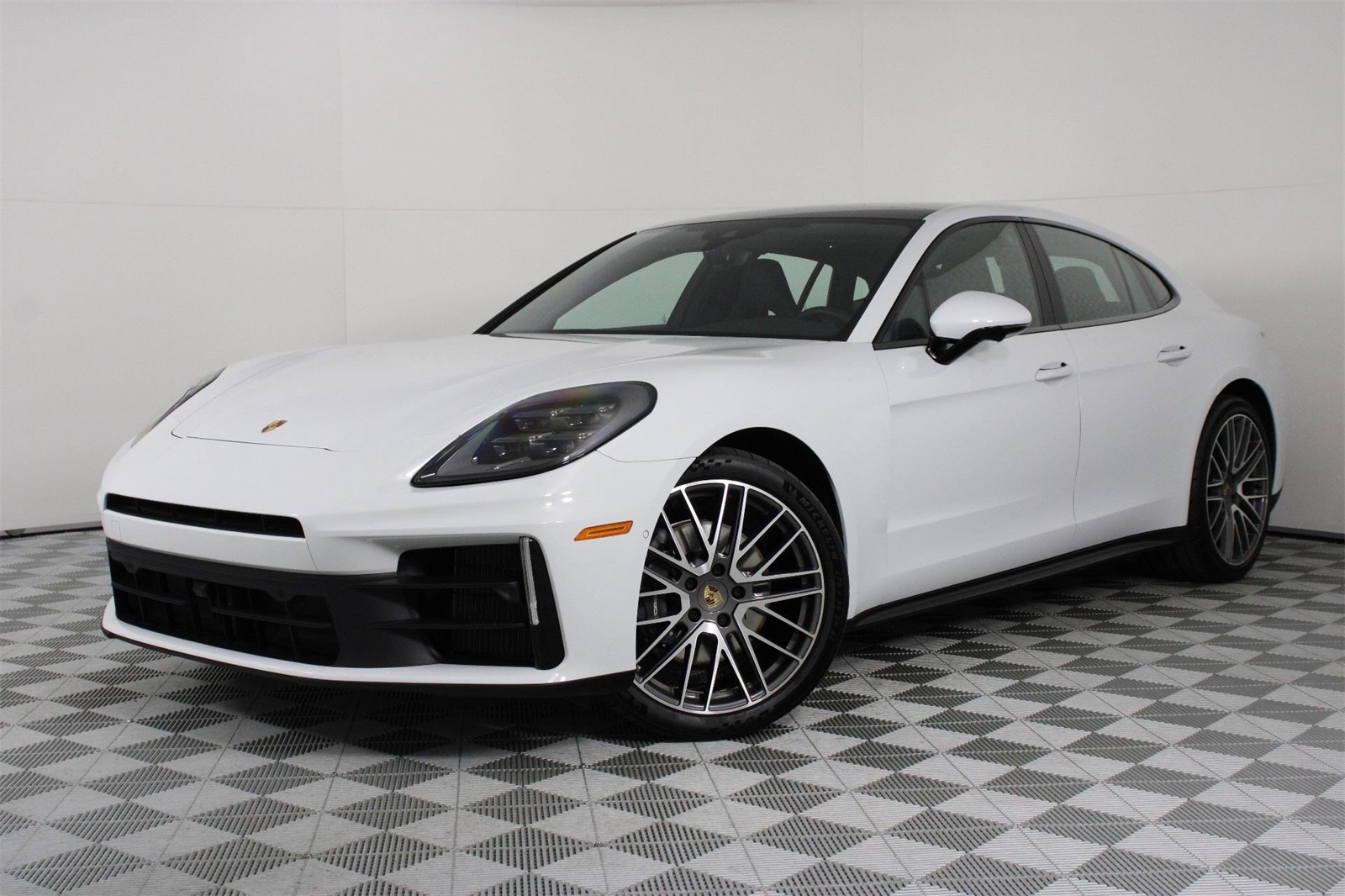 2025 Porsche Panamera Base's photo