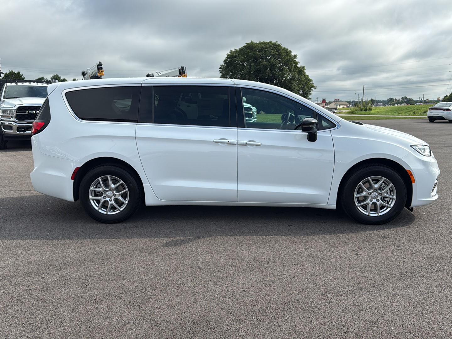 2026 Chrysler Pacifica photo 4