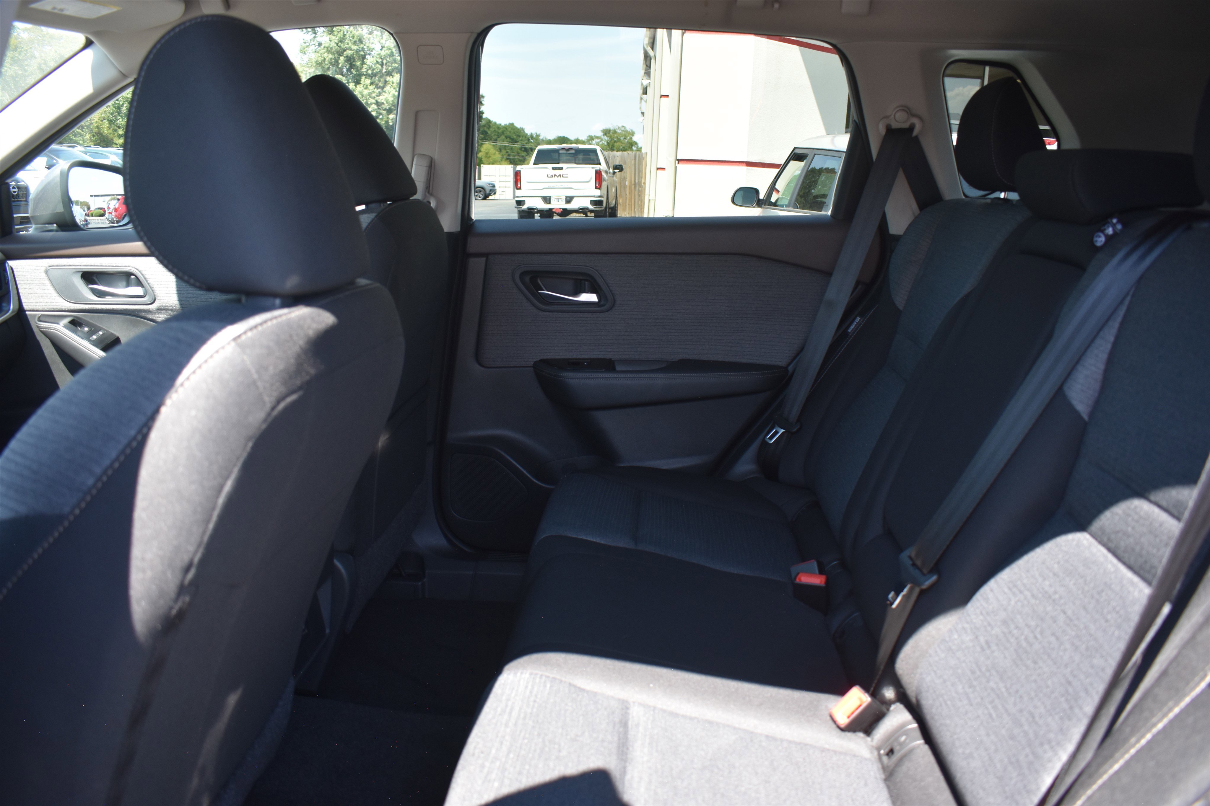 2023 Nissan Rogue SV photo 2