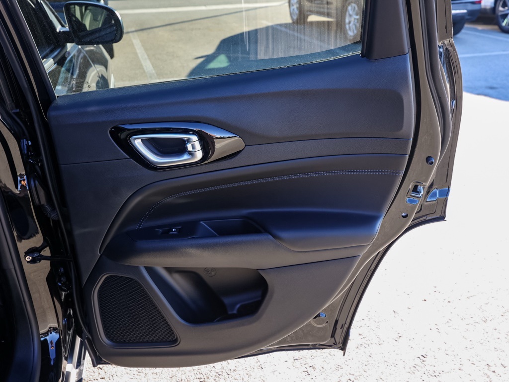 New 2026 Diamond Black Crystal Pearl-Coat Exterior Paint Jeep Latitude image 17