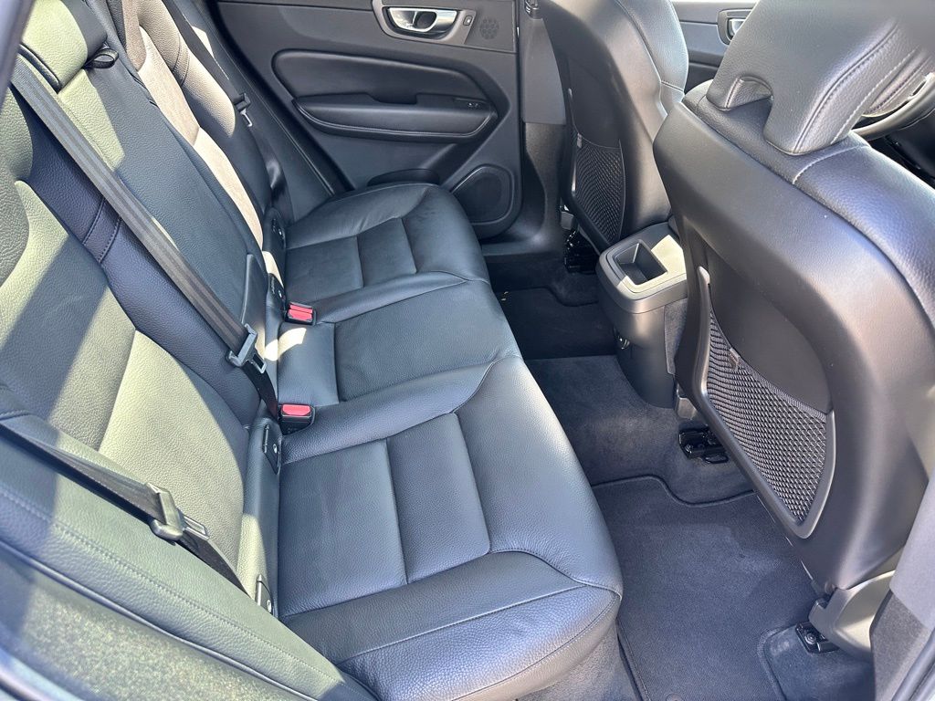 2025 Volvo XC60 B5 Plus photo 8