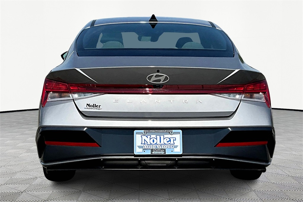 2024 Hyundai Elantra SEL Convenience photo 4