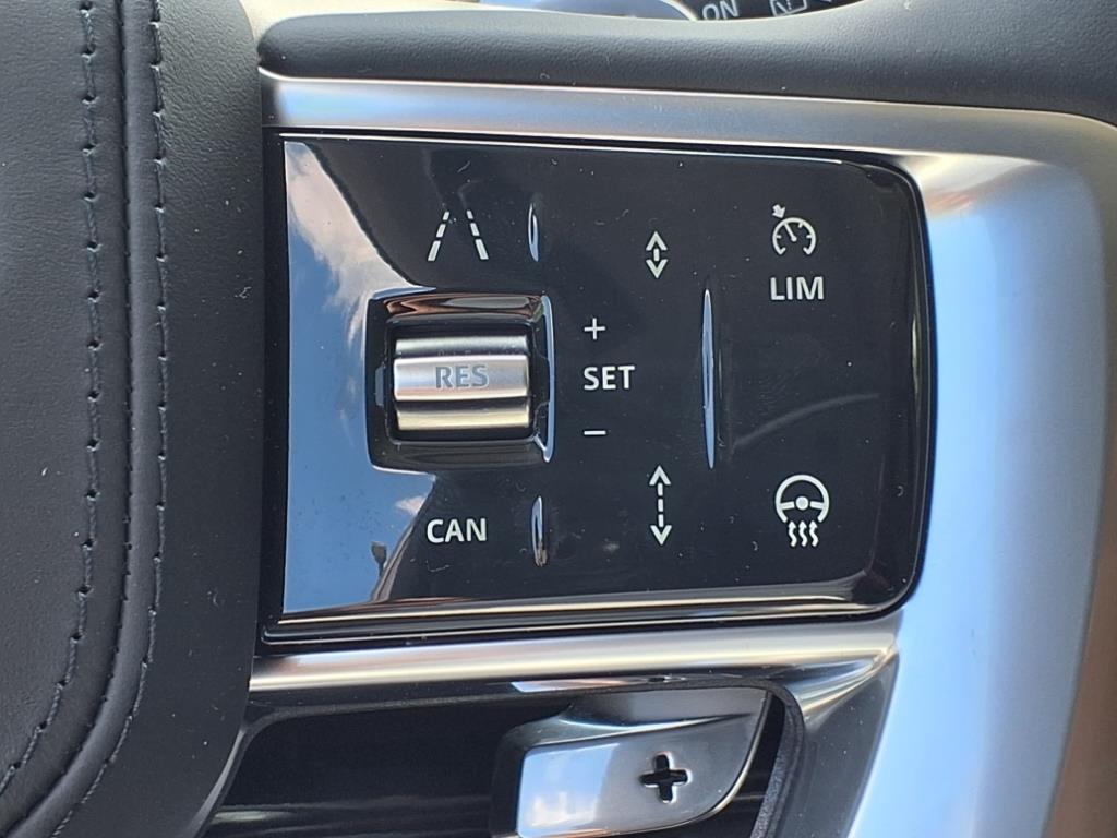 2025 Land Rover Range Rover SE photo 13