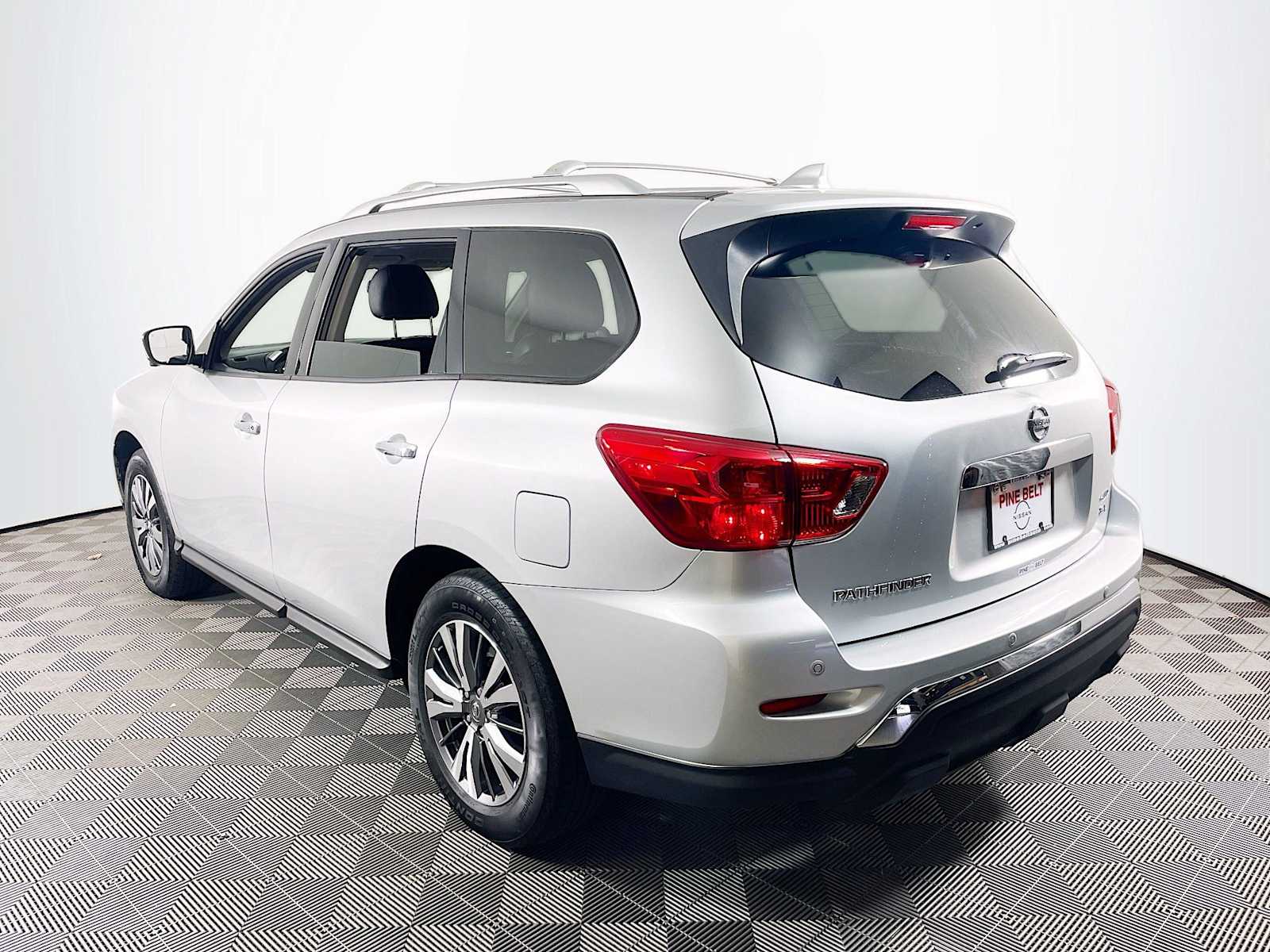 2019 Nissan Pathfinder SL photo 3