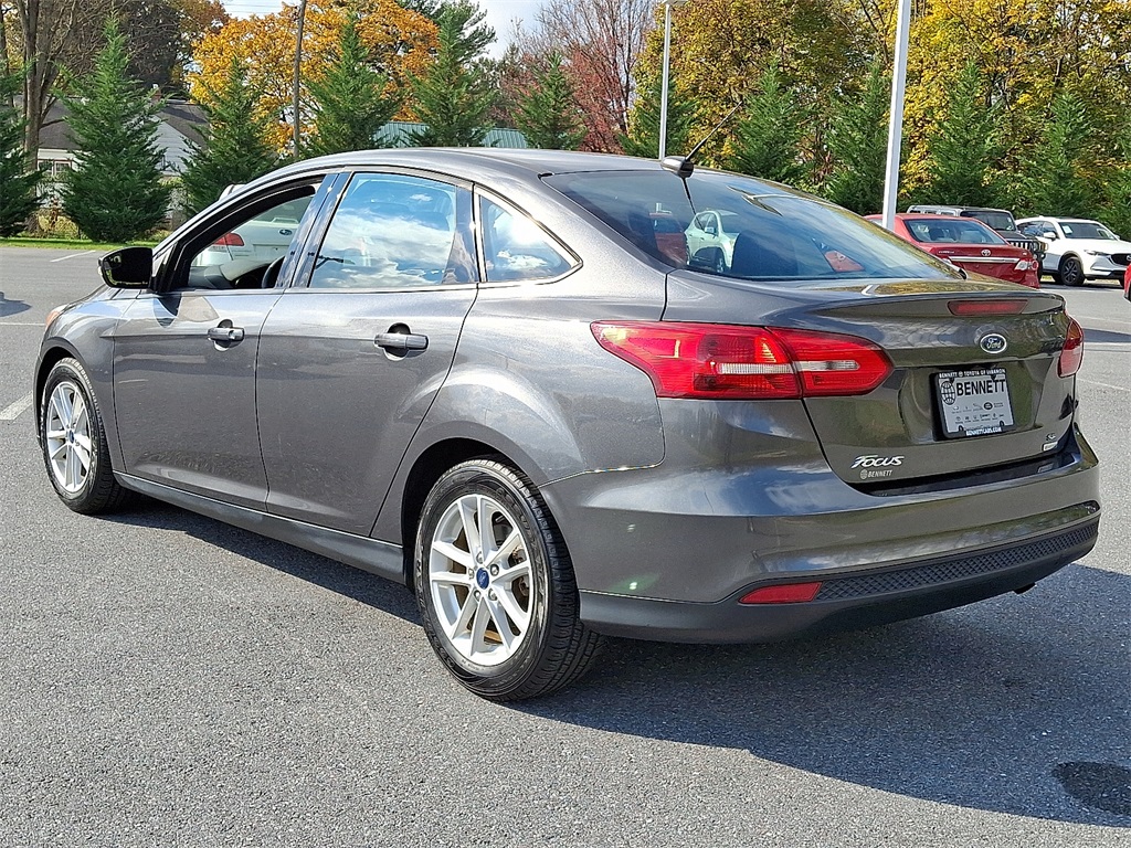 2017 Ford Focus SE photo 2