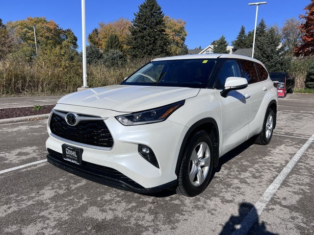 2021 Toyota Highlander LE photo 3
