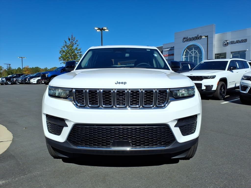 2024 Jeep Grand Cherokee Laredo photo 2